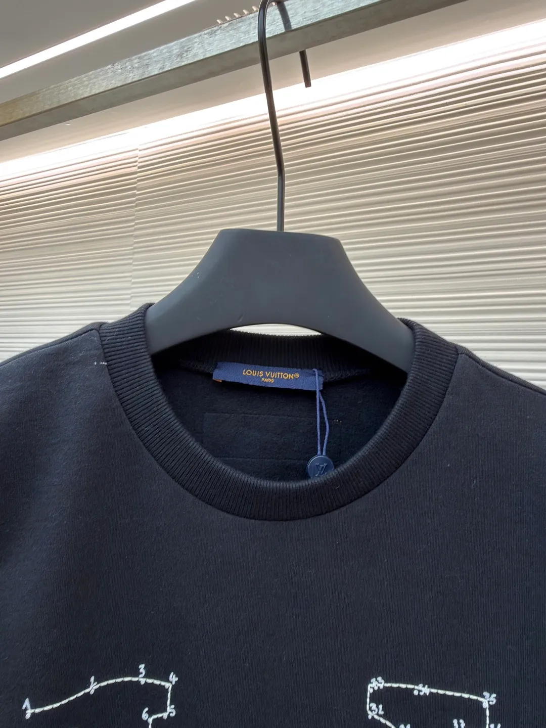 LOUIS VUITTON constellation embroidered round neck sweatshirt ●Original version: purchased and developed for 7499 ●Item number: 1681805-A90 ●Fabric: cotton sweatshirt fabric ●Technology: embroidery production ●Color: black ●Version: fitted version ●Weight: about 500 grams ●Size: S-M-L-XL ●Description: 32s double-ply cotton sweatshirt fabric After the gray cloth is dyed and finalized, the base fabric is subjected to a fleece shearing process. An eight-claw machine is used for screen printing and laser engraving on kefir. The printing effect is matte and feels light and thin. The embroidery uses a Tajima embroidery machine imported from Japan. The overall wiring is straight and delicate, the fabric is comfortable and soft, and the color is consistent without color difference. It can be matched with the same style to create a fashionable look and control various occasions. Customized accessories, complete with three standards, same style for men and women!